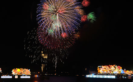 ねぶた祭り 海上運行花火大会