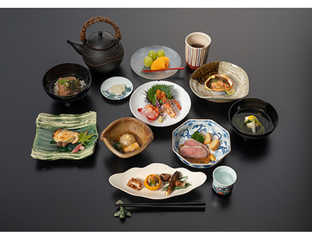 伝統工芸作品を使用した懐石料理