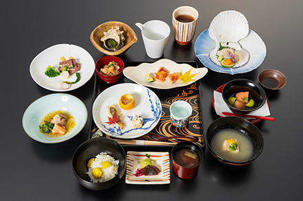 伝統工芸作品を使用した懐石料理