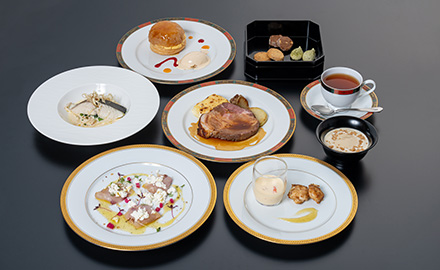 トシ・ヨロイヅカによるコース料理