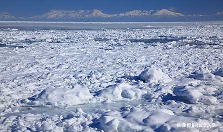知床連山と流氷